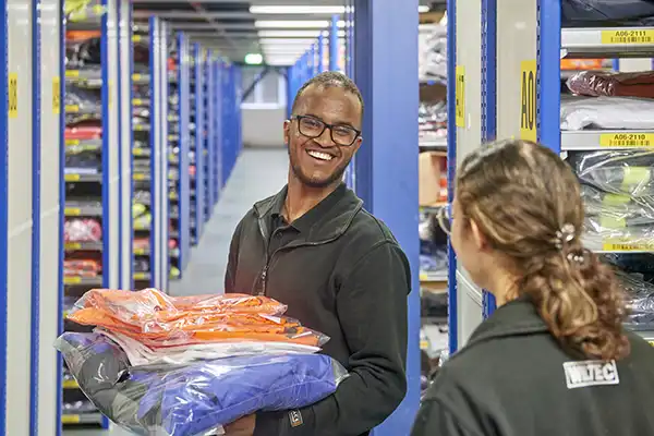 Abdullahi aan het werk in het magazijn