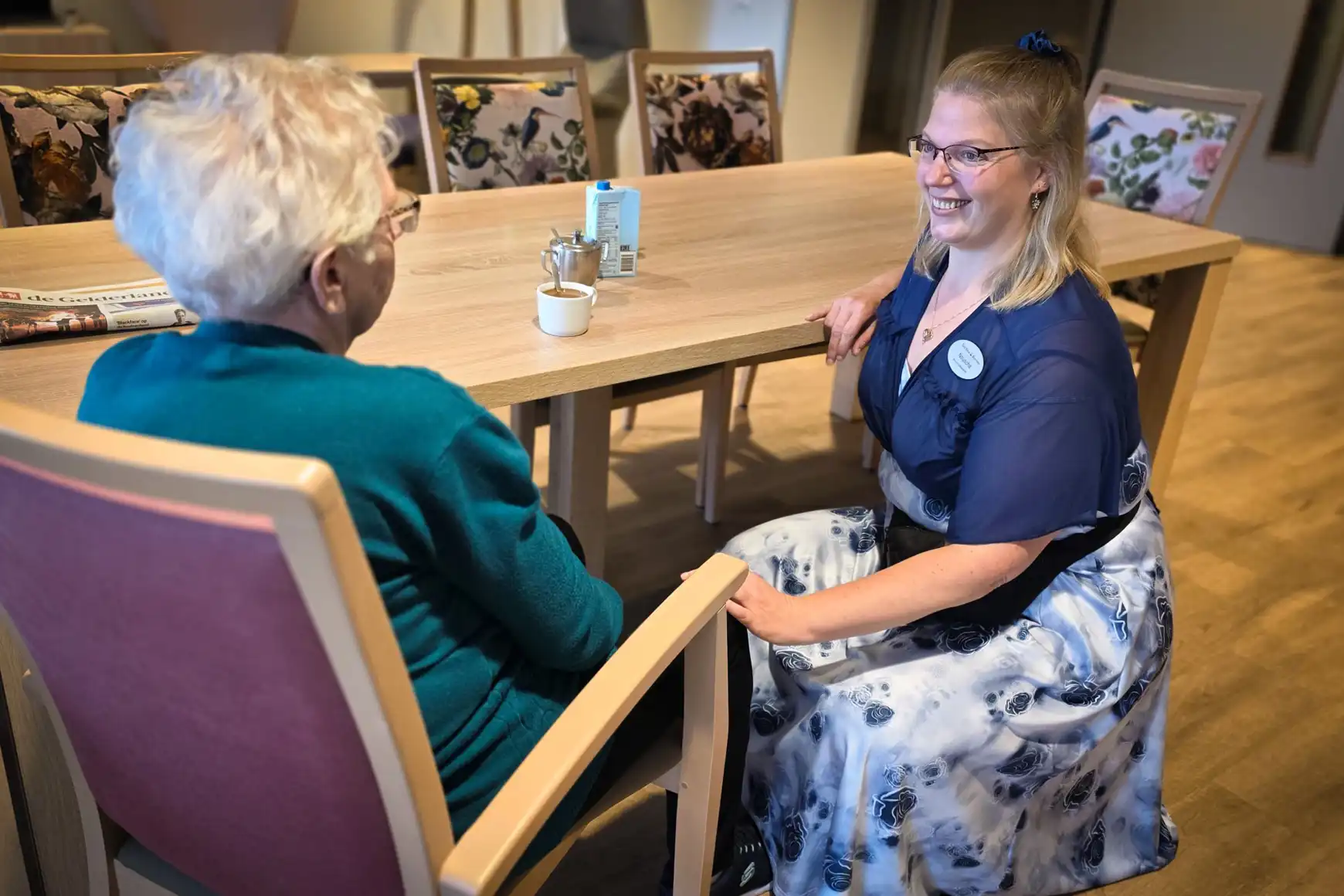 Een bewoner van Sint Anna met Nouscha