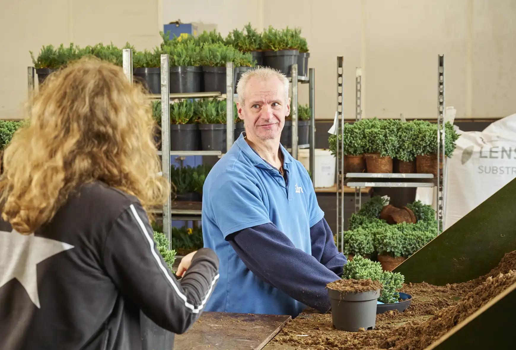 Henny voert staand zijn werkzaamheden uit