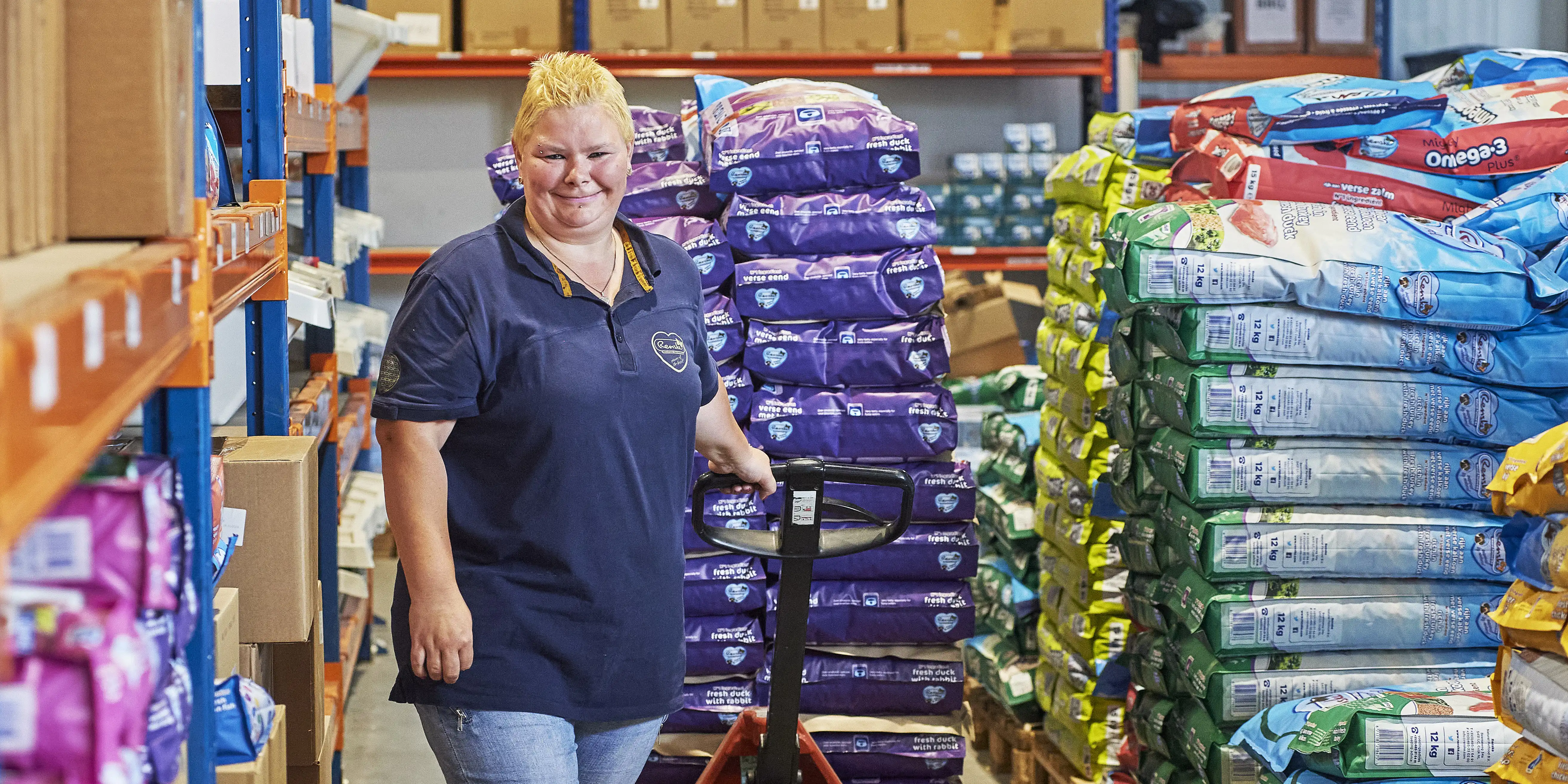 Annemarie aan het werk bij Renske Natuurlijke Diervoeding b.v.