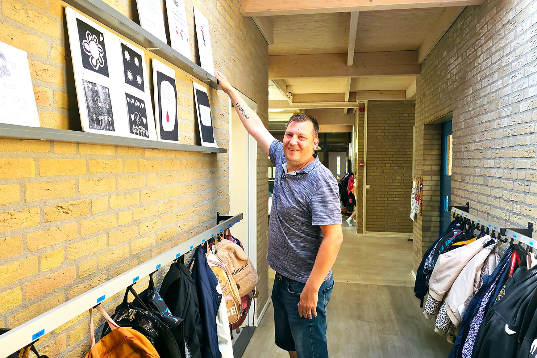 Rick aan het werk als conciërge