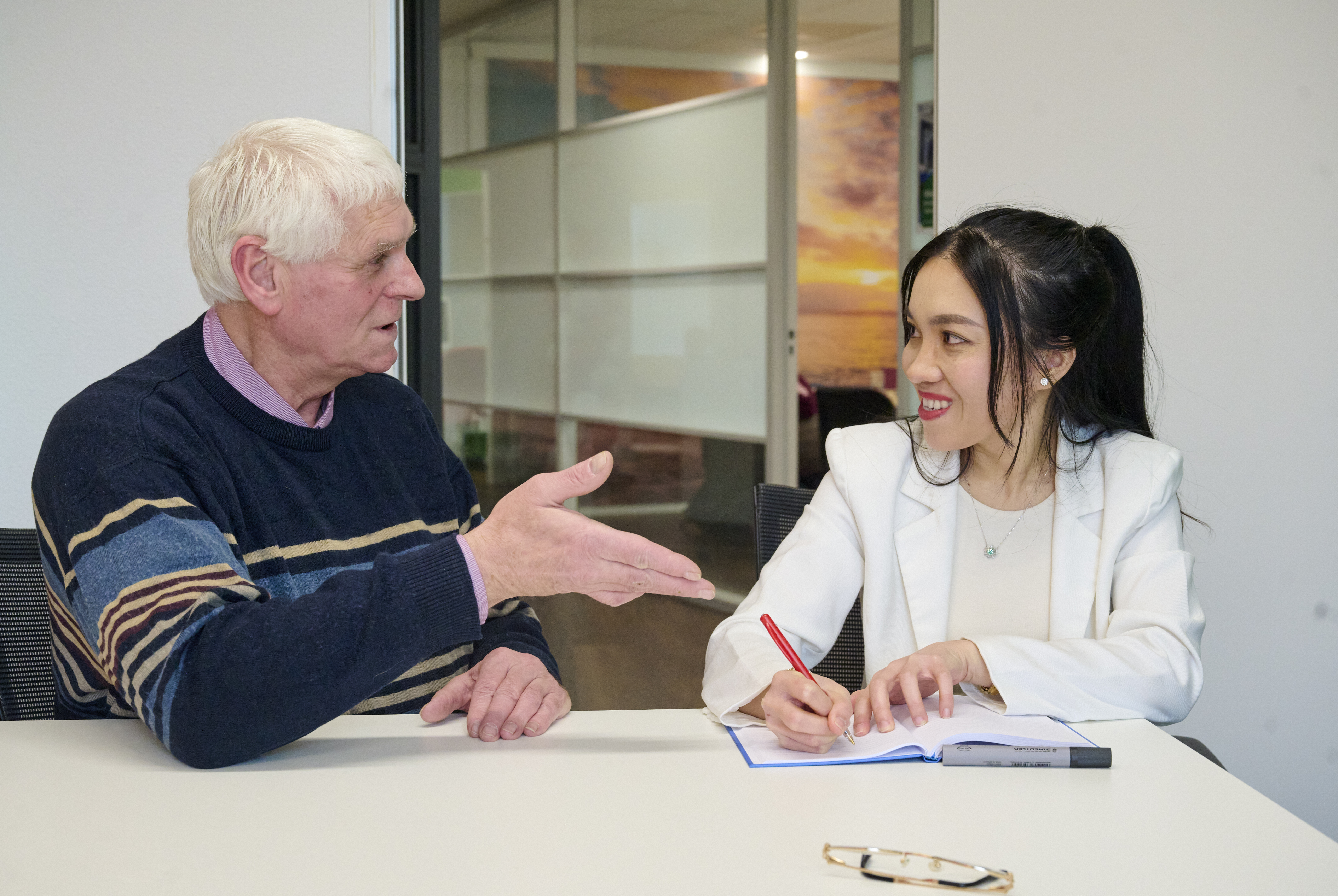 Lambert (trainer MAP bij IBN) met Chuyen.