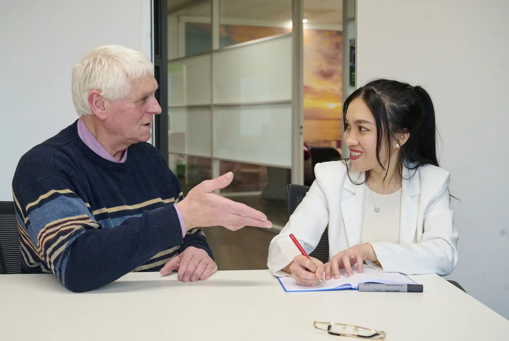 Lambert (trainer MAP bij IBN) met Chuyen.