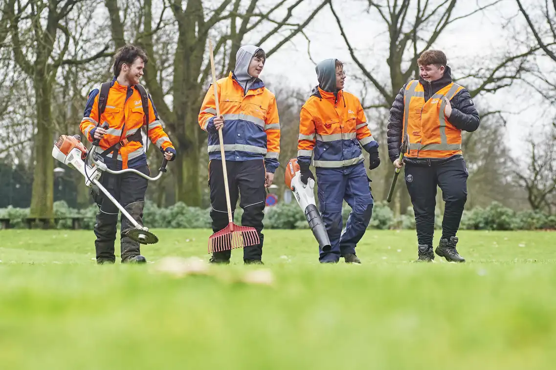 Jongeren aan het werk in het groen