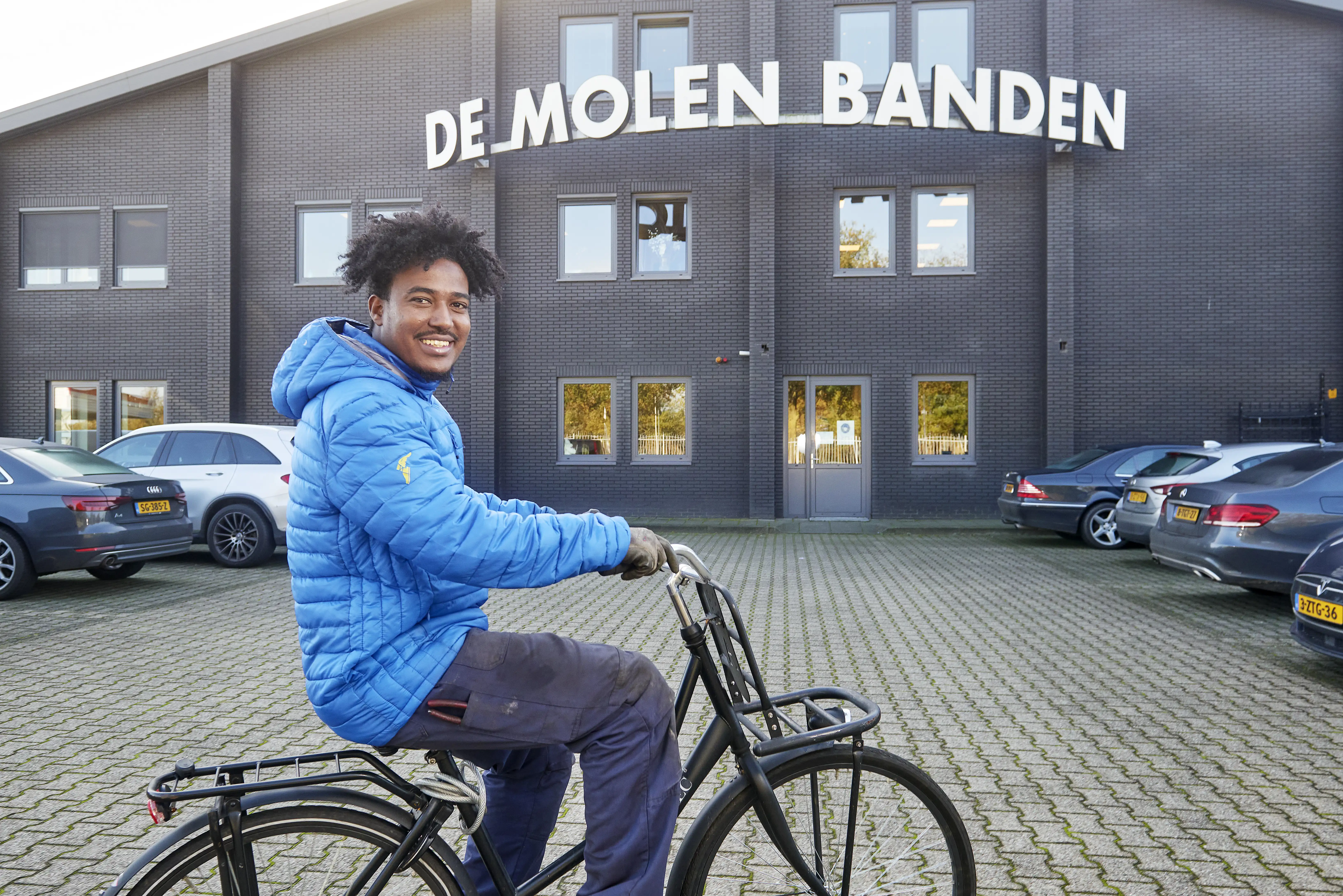 Robel op zijn fiets naar zijn werk