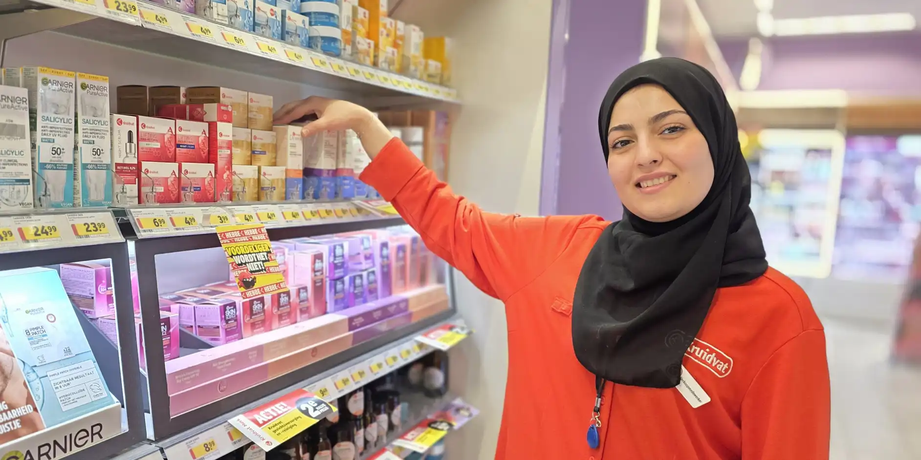 Aya aan het werk bij Kruidvat