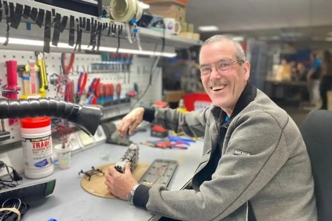 Chris vertelt over zijn werk als monteur van fietsaccu's bij KWS in Beugen