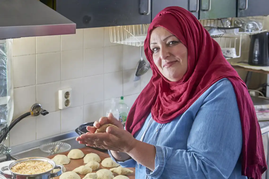 Soheer aan het werk in de keuken