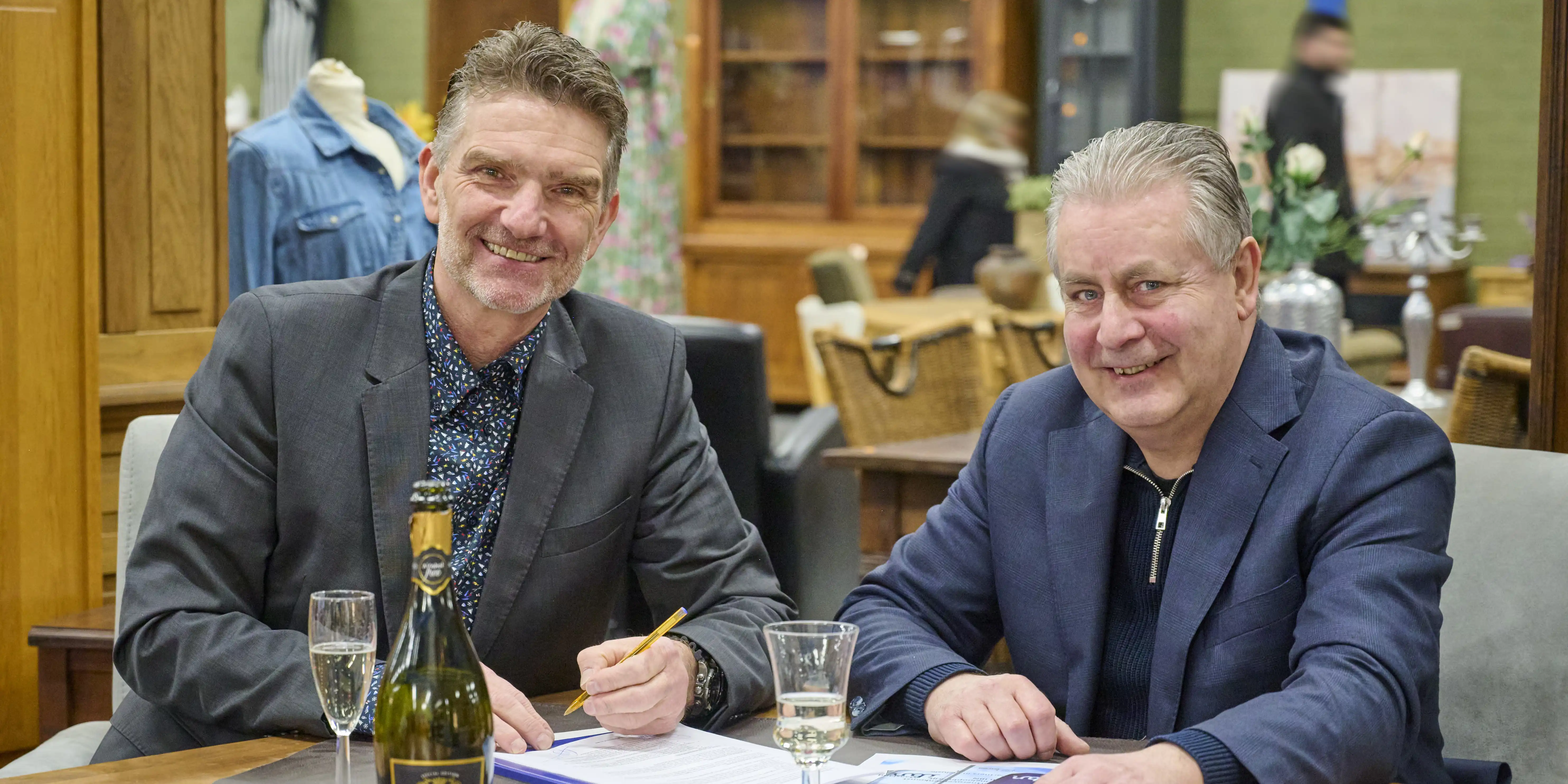 Michael van Orsouw, directeur Services bij IBN en Jos Canton, directeur van Kringloopbedrijven Maasland