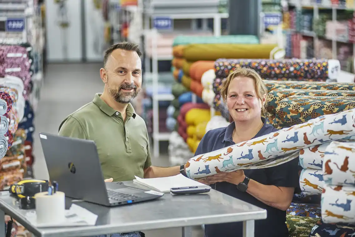 Carina met haar leidinggevende bij Verhees Textiles