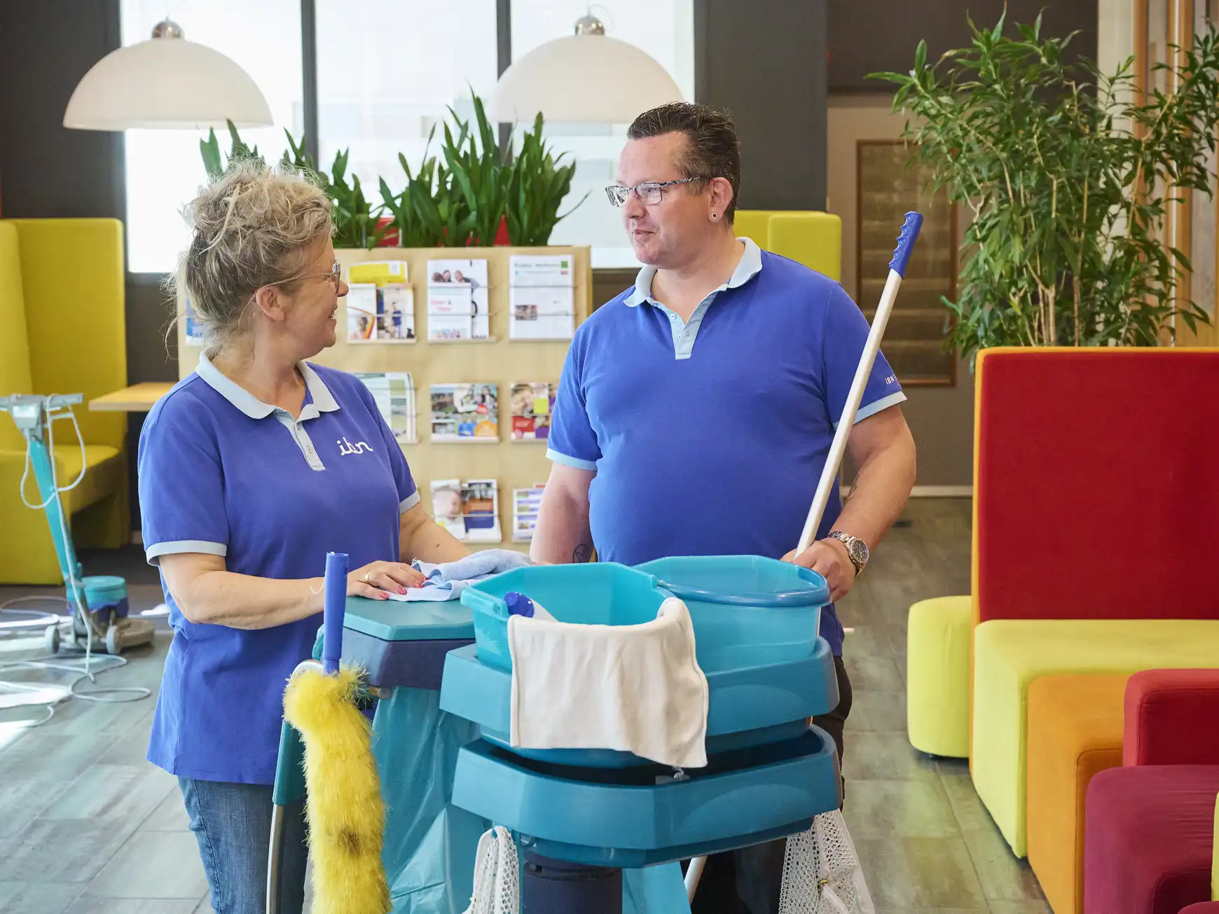 Erna en Tim aan het werk