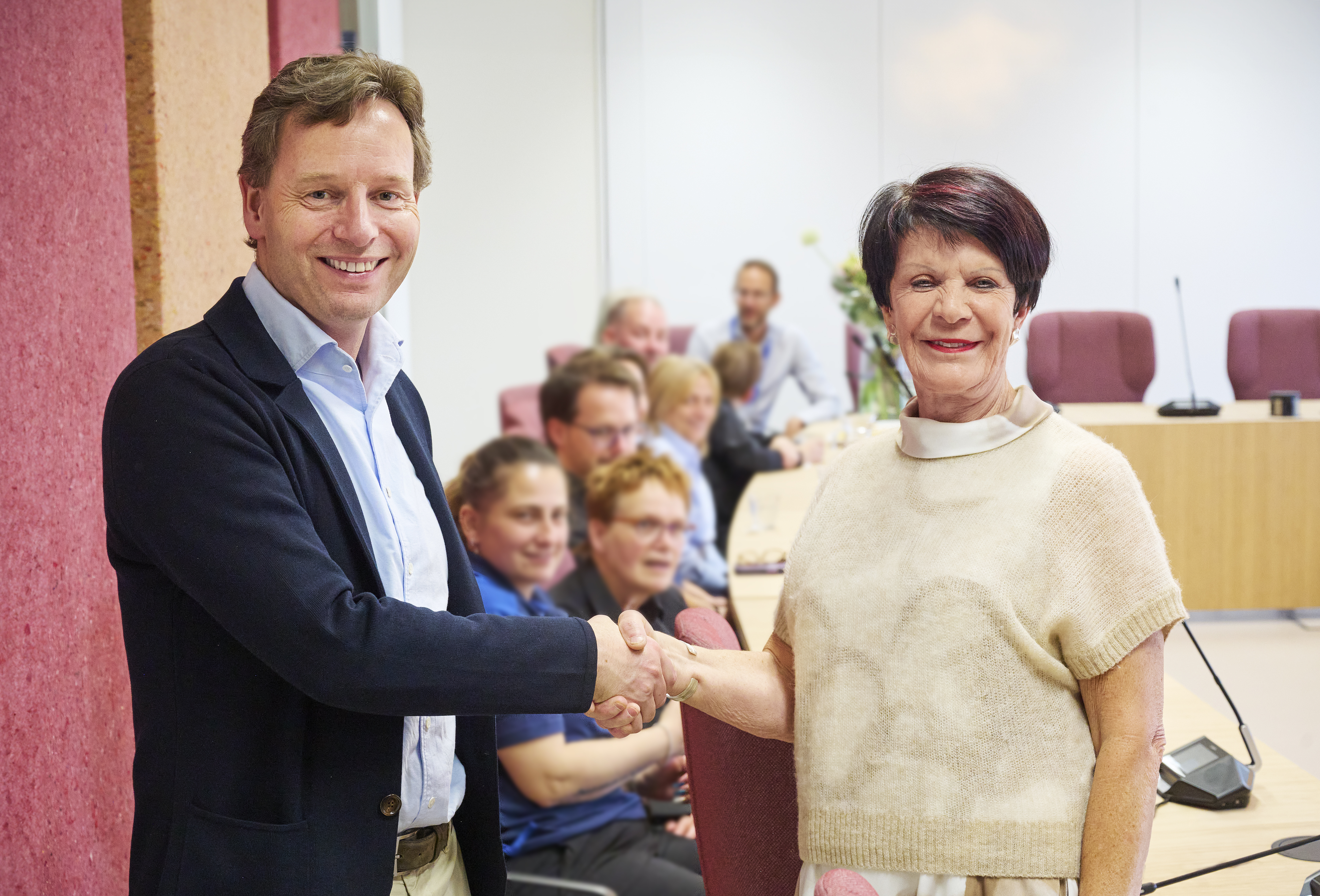 Algemeen directeur Maarten Gielen en Willy Hendriks-van Haren schudden elkaar de hand op de nieuwe overeenkomst