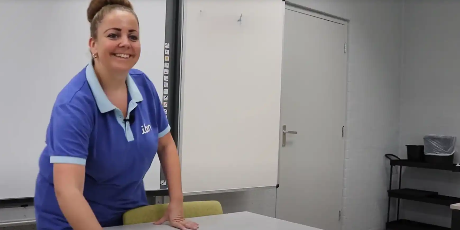 Riekie - 1e medewerker geeft uitleg over de werkleerlijn schoonmaak