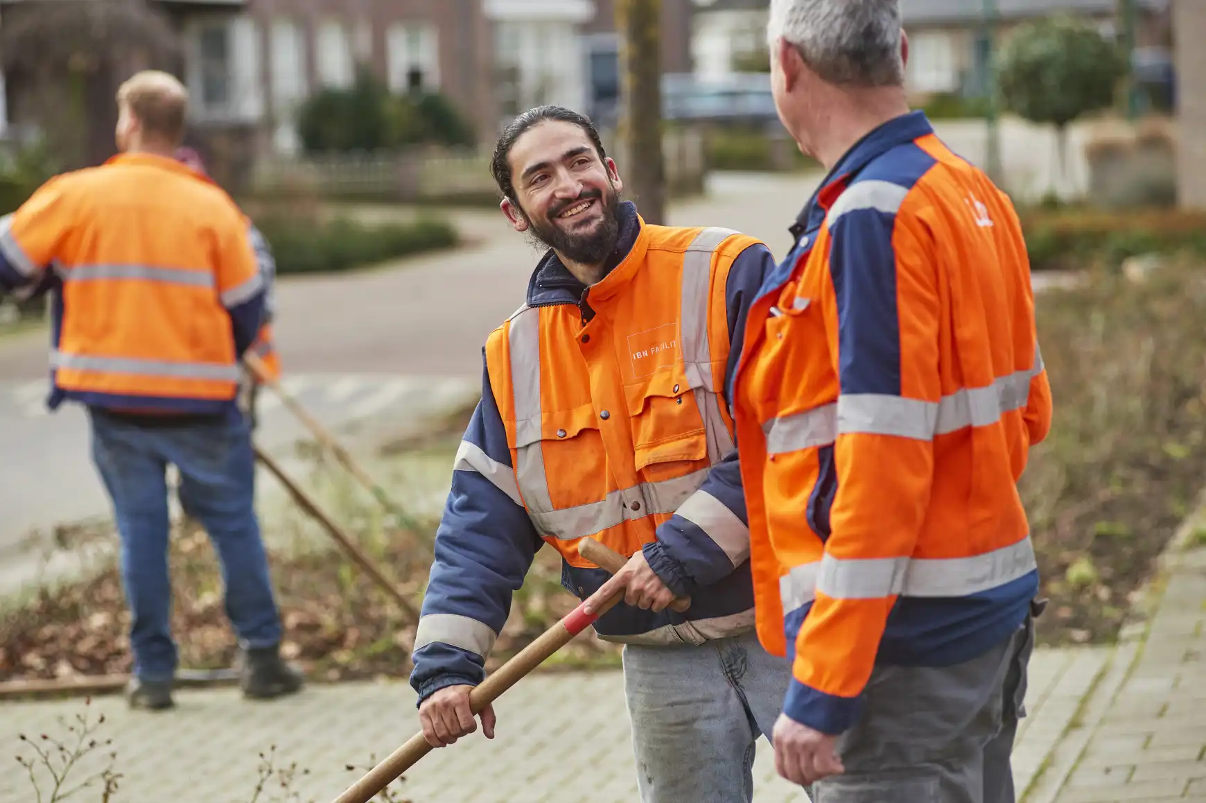 hussain aan het werk met een collega